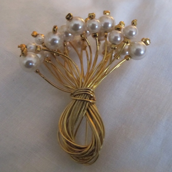 Vintage Jewelry - Bouquet of pearls brooch
